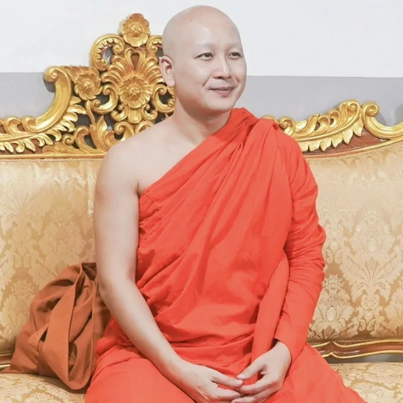 พระอาจารย์อาภาสิริ นั่งบนอาสนะ