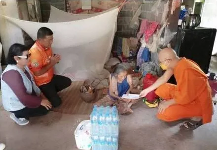 พระอาจารย์อาภาสิริเยี่ยมผู้ป่วยติดเตียงที่บ้านพร้อมมอบน้ำดื่มและสิ่งของ