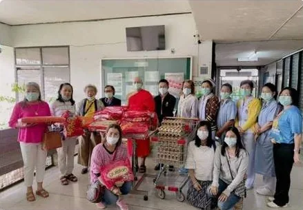 พระอาจารย์อาภาสิริและคณะเยี่ยมผู้ป่วยติดเตียงร่วมกับเจ้าหน้าที่สาธารณสุข