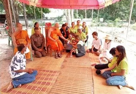พระอาจารย์อาภาสิริมอบสิ่งของแก่ผู้ป่วยและครอบครัวในชุมชน