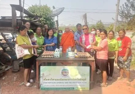 พระอาจารย์อาภาสิริและสโมสรกีฬาฯ มอบสิ่งของช่วยเหลือชาวบ้าน