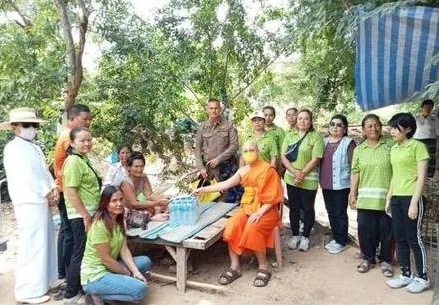 พระอาจารย์อาภาสิริมอบถุงยังชีพและน้ำดื่มแก่ชาวบ้านในชุมชน